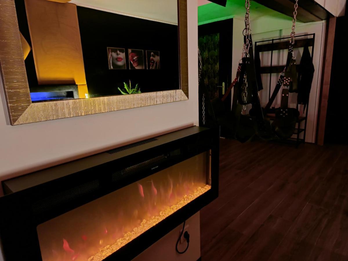 La Loveroom Bdsm De Nice " La Chambre Luxe Des Desirs " Экстерьер фото