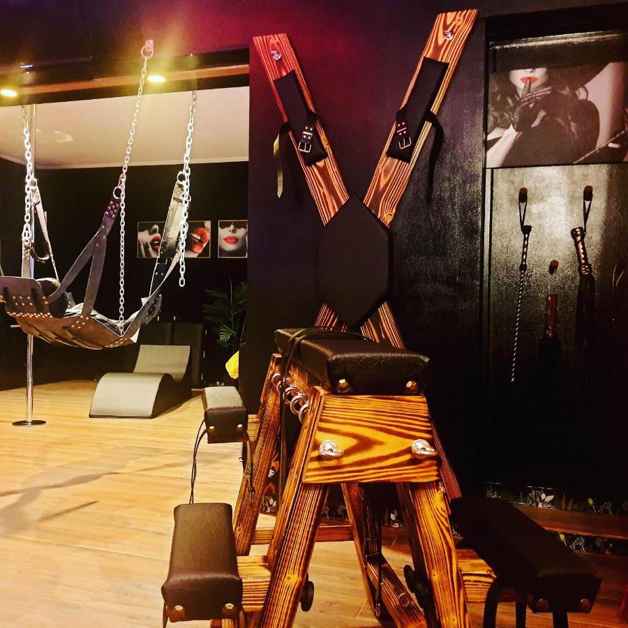 La Loveroom Bdsm De Nice " La Chambre Luxe Des Desirs " Экстерьер фото
